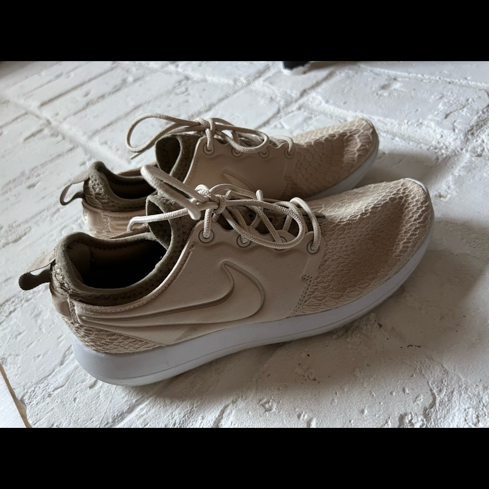 8.5 tan womens nikes